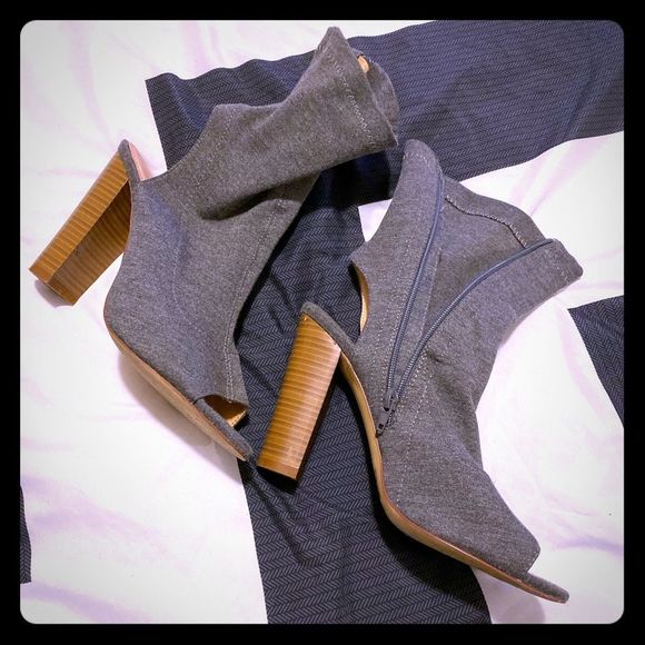 OPEN TO OFFERS SUPER CUTE HEELS!!! - Picture 1 of 4